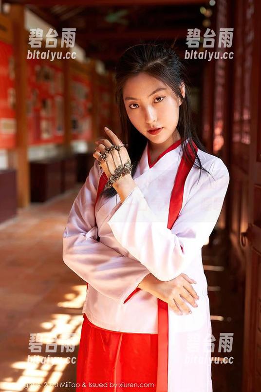 MiiTao蜜桃社 - 更新小魔女lily的裸足合集，这东西，一口气看完，嘿嘿