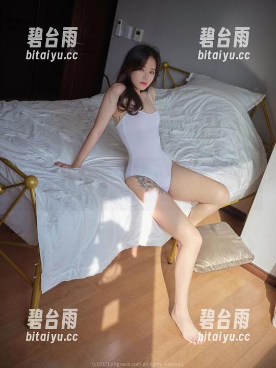 Sira(시라)、连衣裙，以及让我想邀她喝咖啡的图包