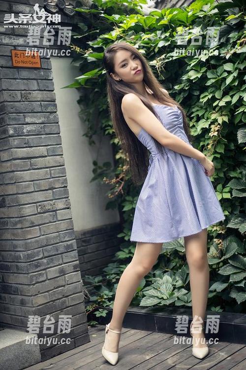 TouTiao头条女神 - 在白丝的映衬下，小米粒儿的美图真是让人想多看几眼！