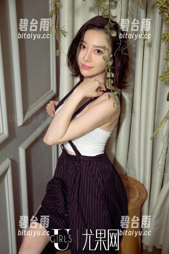 UGirls尤果网 - 眼镜合集里的李思宁，分享她的模样，意外的撩人。