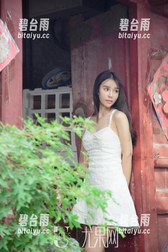 UGirls尤果网 - 有没有发现谭晓彤的长腿在写真合集里特别能抢镜？