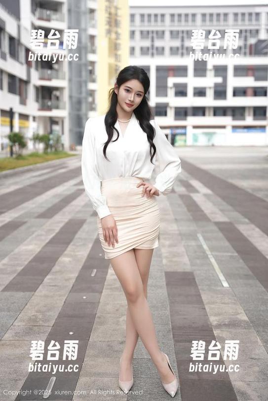 Xiuren秀人网 - 激动？兴奋？SOLO-尹菲的泳池写真图集，我脑子乱成了一团……