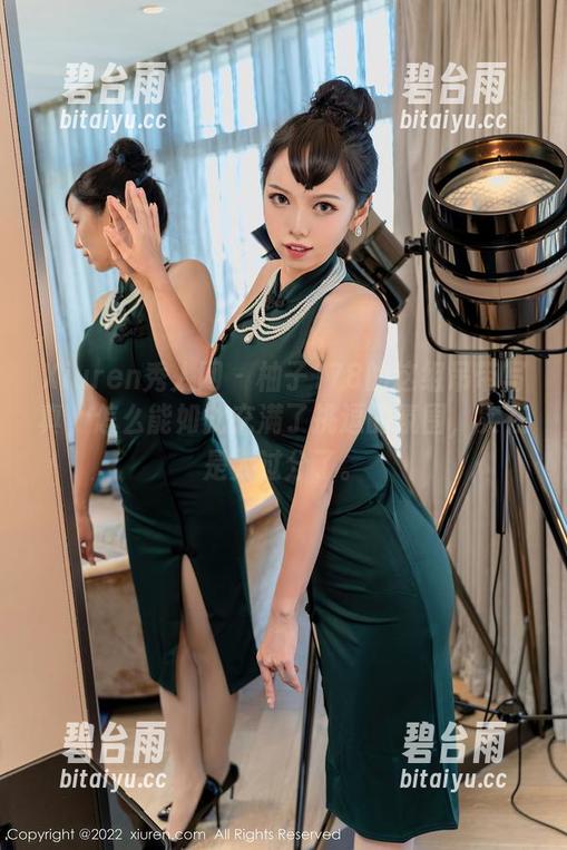 Xiuren秀人网 - 柚子178的这组吊带写真，怎么能如此充满了挑逗的氛围，实在是太过分了。