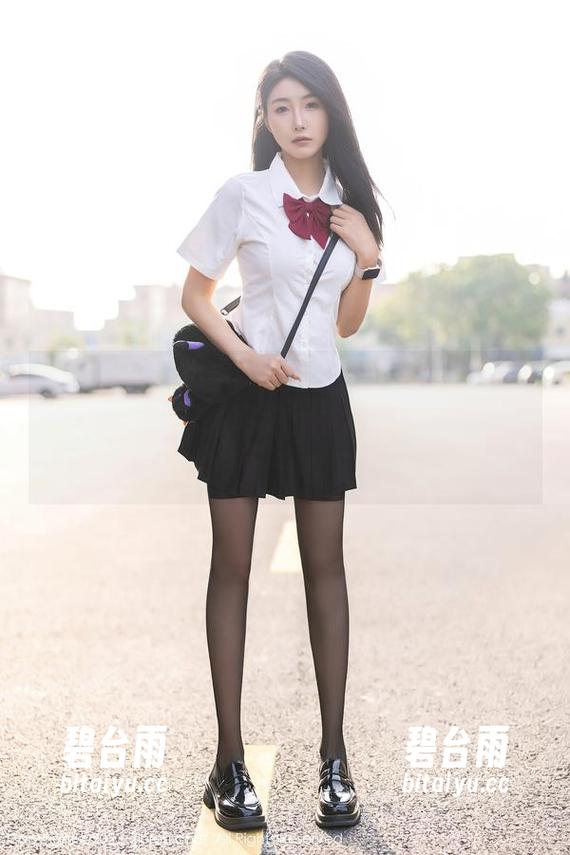 Xiuren秀人网 - 拖延症再次发作！白诗雅水手服最新写真集，真心让人沉醉在它的清新气息里。