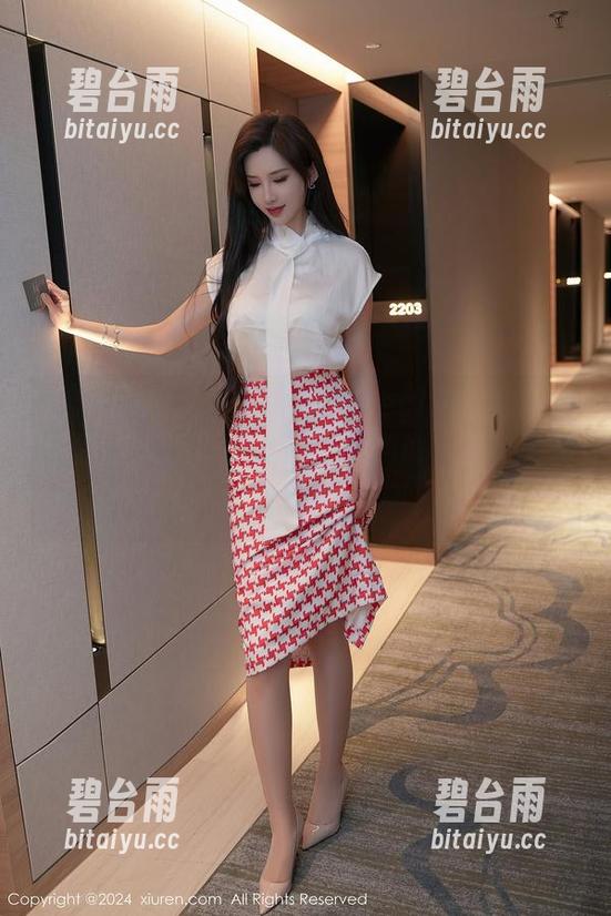 Xiuren秀人网 - 陆萱萱cecillia的私拍美图，JK造型的傲娇感，别说，其实了解的，才兜着心疼啊。