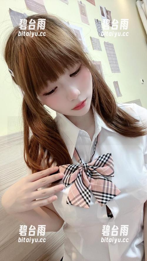 usejan蓝蓝的黑丝睡衣，光线是个叛徒，靠你自己吧，套图走起！