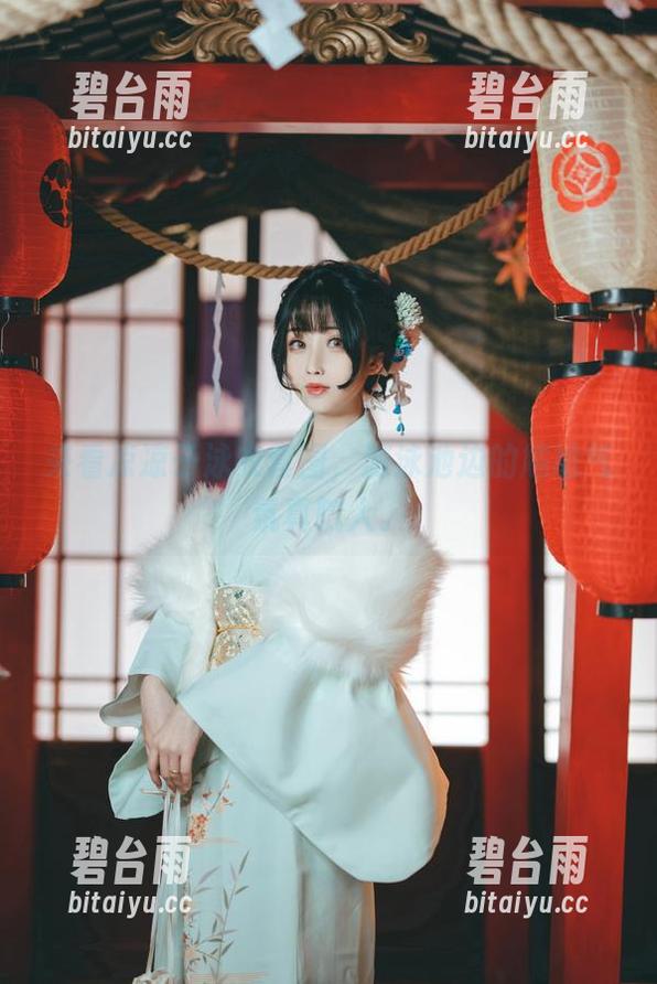 来看凉凉子泳衣套图，游泳池边的尴尬气氛真腻人。