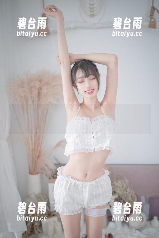 原图中的周叽是可爱兔兔蕾丝，似乎也在默默追逐着什么。