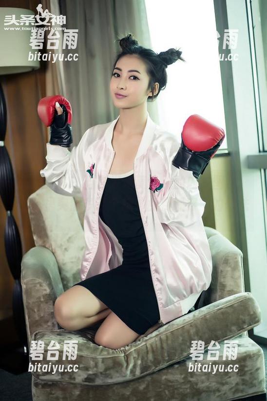 头条女神 - 当你发现莫小希的内衣图包，肚子里突然多了个想‘免费试穿’的想法。