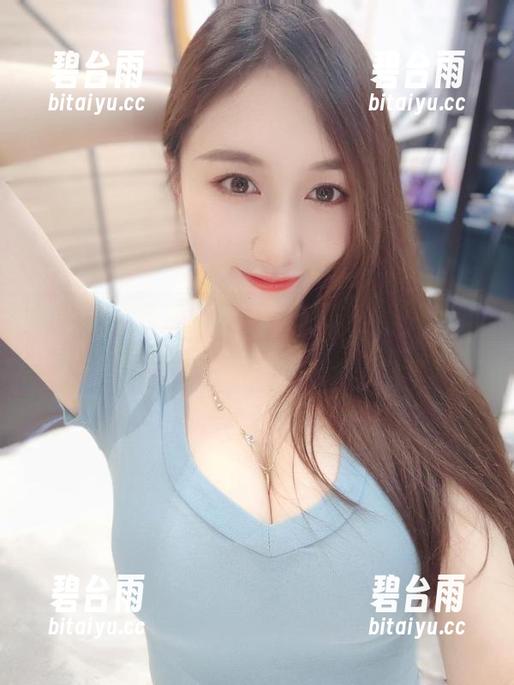 微密圈 - 高清展示小玉吃果冻，皮衣照里隐藏的挑衅气息，撩得我心乱。