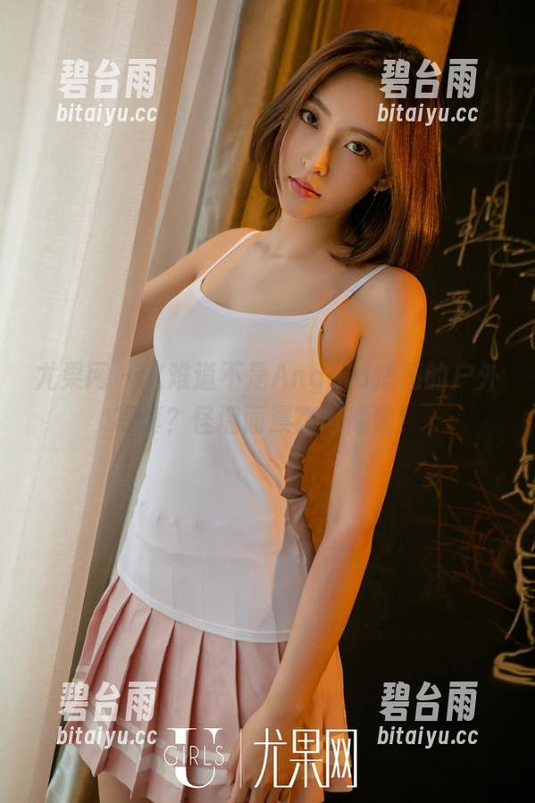 尤果网 - 这难道不是Angela楚楚的户外写真？怪墙面漂亮得离谱！