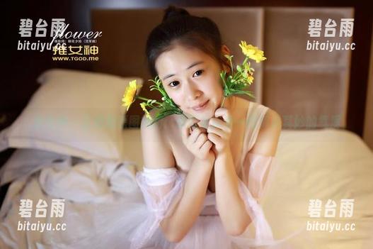 推女神 - 王明明原图解析：眼镜里藏着一股莫名其妙的气质