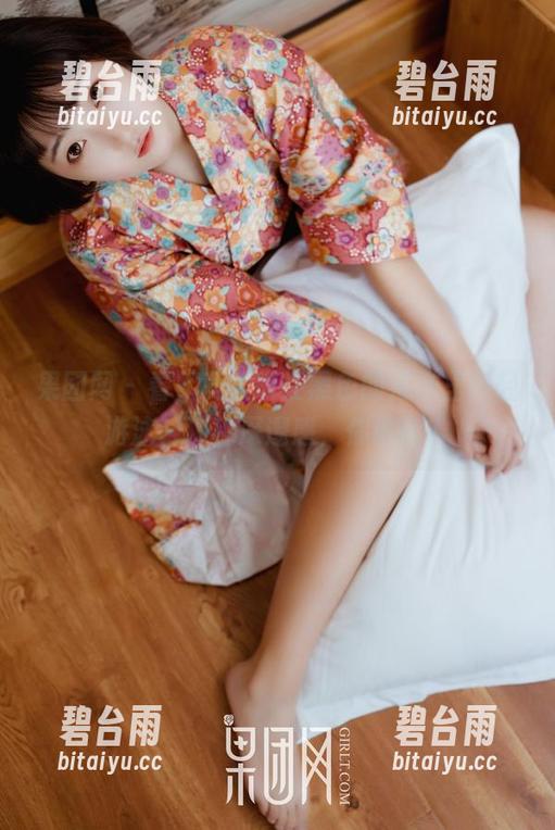 果团网 - 看，莫雅琪在黑色的海洋里轻轻游泳，那种深邃感，你敢信？