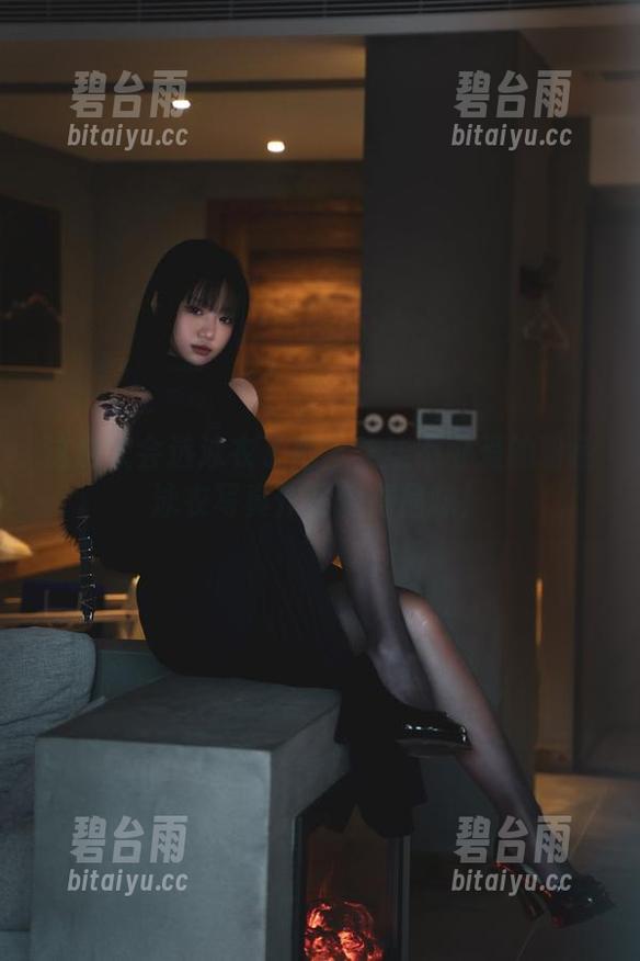 这也太会选泳衣了吧？柒柒不可爱的粉色泳衣写真作品值得品味！