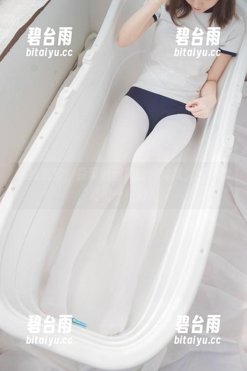 在线欣赏：森萝财团黑丝连体袜，搭配沙发和一杯酒？
