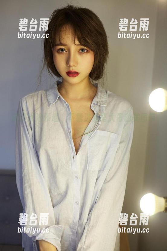 沉浸泳池乐趣，下载洛丽塔大哥的美图带走吧