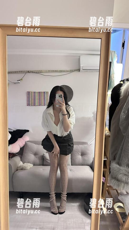 微密圈 - 呃，玫桃泡芙的制服图包，好像又让我思考了人生？