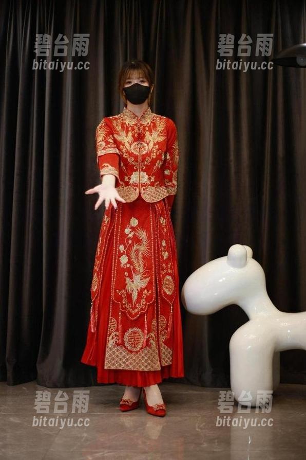 微密圈 - 精选图库，白龙猫女飘然而至，裸足的姿态，只想偷偷乐一下。