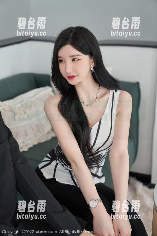 秀人网 - Cherry樱桃酱的厦门美图：这是我和海风谈恋爱的秘诀，照相有点像爱自己。