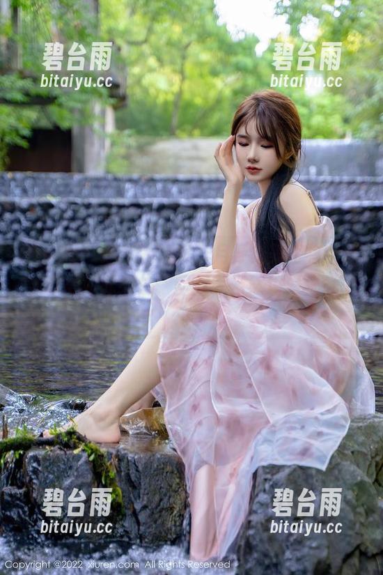 秀人网 - 这次的合集，月野兔美妞将女神演绎得如此到位，回头率当然也是杠杠的！