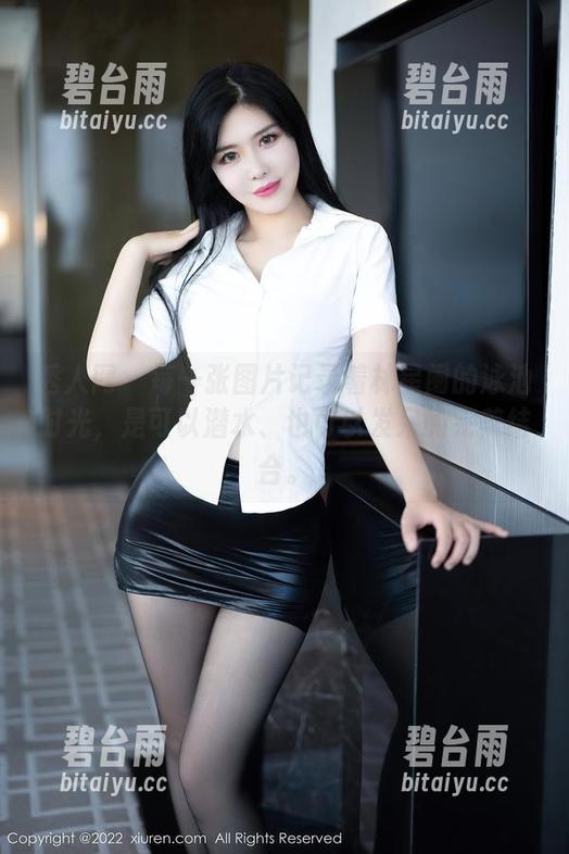 秀人网 - 每一张图片记录着林星阑的泳池时光，是可以潜水、也可以发呆的完美结合。