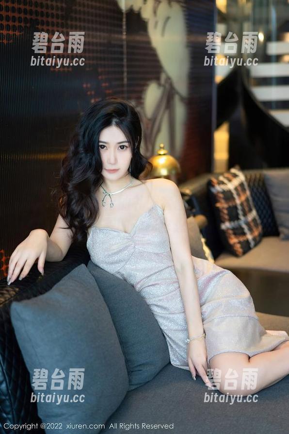 秀人网 - 王心怡的礼服套图更新啦！话说这礼服是哪里买的，我也想显得高大上！