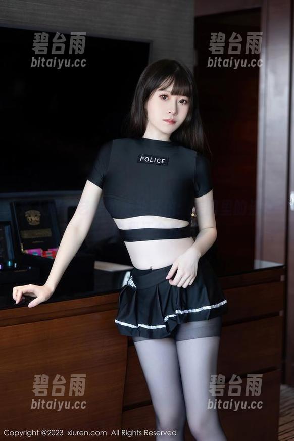 秀人网 - 艺轩的泳池私拍：美图里的波浪比我还会撩