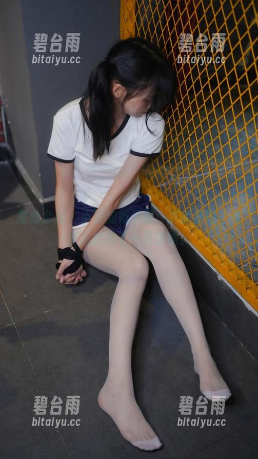 紧急企划 - 小婕的镜子前：最新套图，浴室反射出不一样的她。