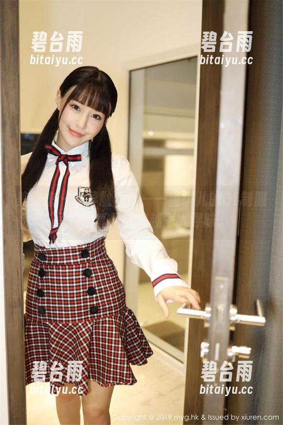 美媛馆 - 诡异融合感——唐琪儿的OL制服写真，真是越来越耐人寻味。