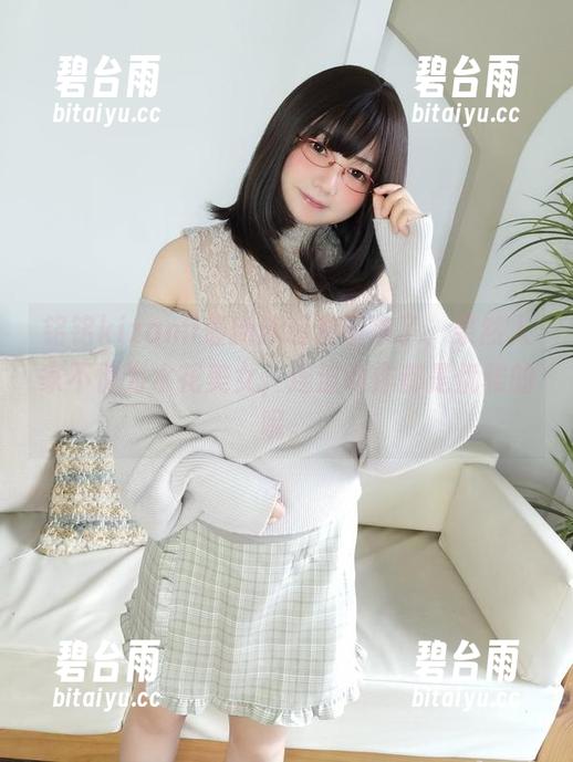 铭铭kizami最新泳装套图来了，果然人家不愧为水花美女，连波动作都是优雅的呢。