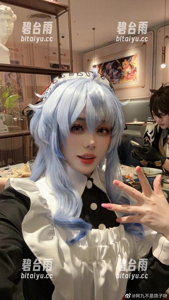 阿九从不咕咕的奶牛写真，套图中的牛角和草地的奇遇