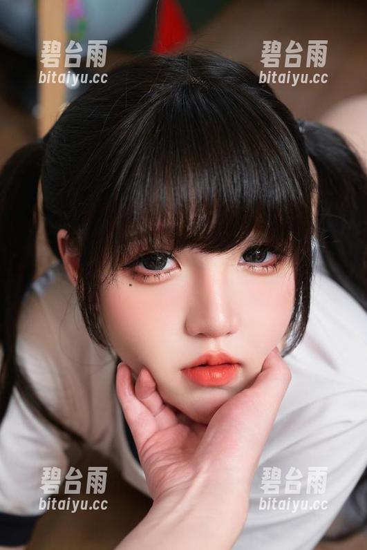 阿薰kaOri的图库里，似乎有只小狐狸在拖着丝袜游荡？
