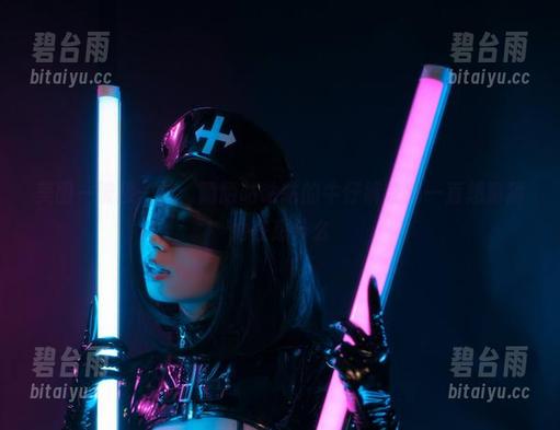 美图一波接一波，陌陌咕咕咕的牛仔裤让我一直想猜猜她在想什么