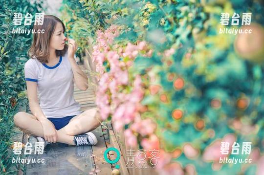 青豆客 - 镂空的意义何在，汪佩妮Penny最新美图，或许问号能比我脑海里的想法更适合。