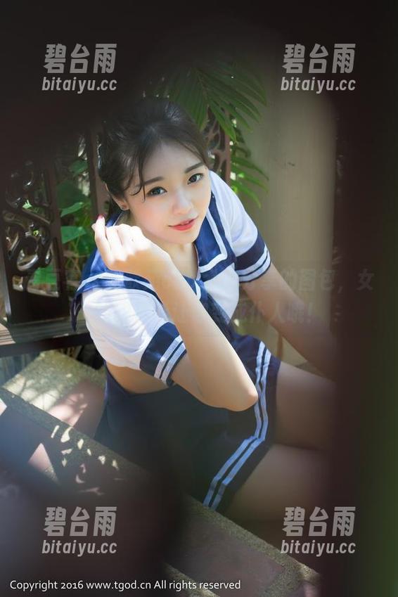 青豆客 - 黄歆苑chobits分享的图包，女王的眼神能让你变成仆人哦！