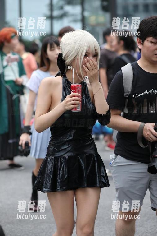 魔镜街拍 - 图片里藏的小心思：婷婷的黑丝工作日常和口香糖哪个好吃？