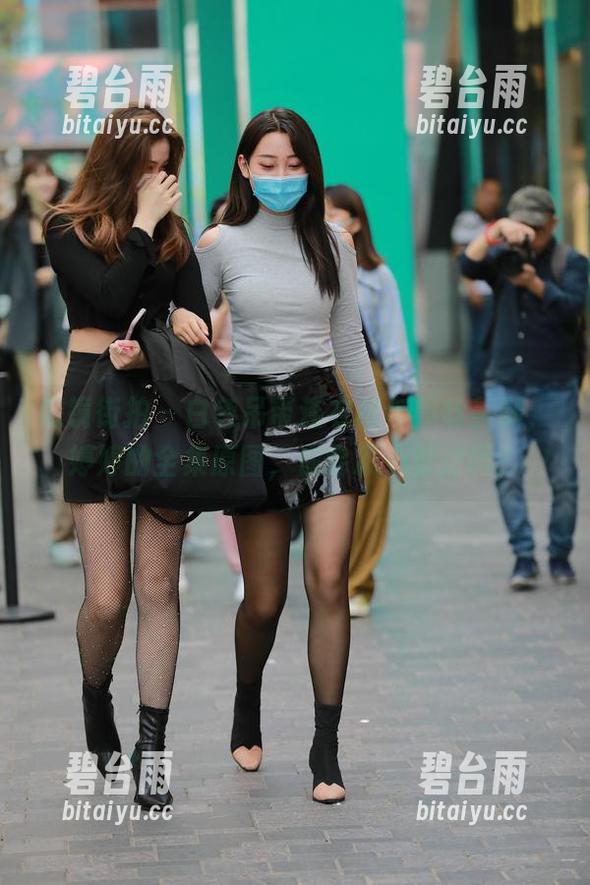 魔镜街拍 - 白色吊带连衣裙与黑丝美腿，婷婷的全集原图，你会忍心错过吗？